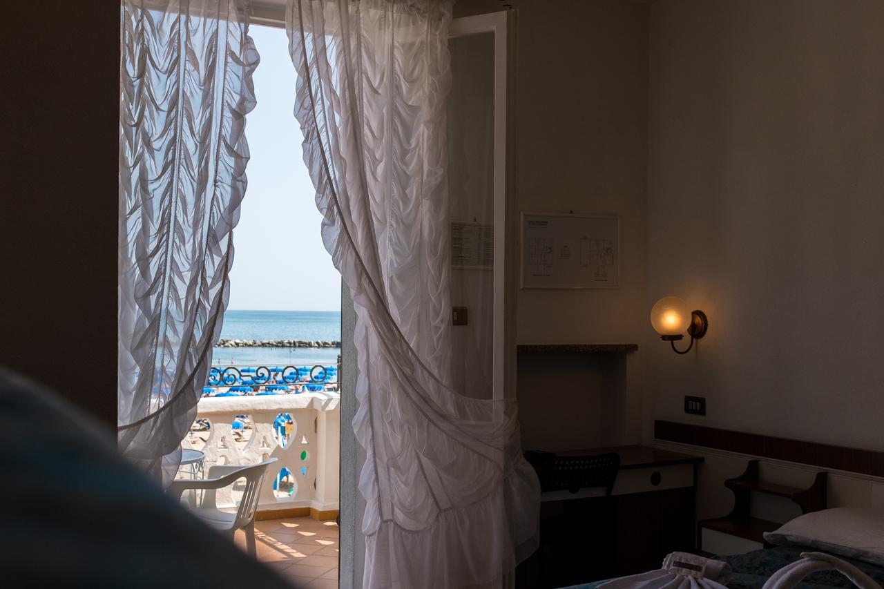 Hotel Villa Laura Rimini Exterior photo